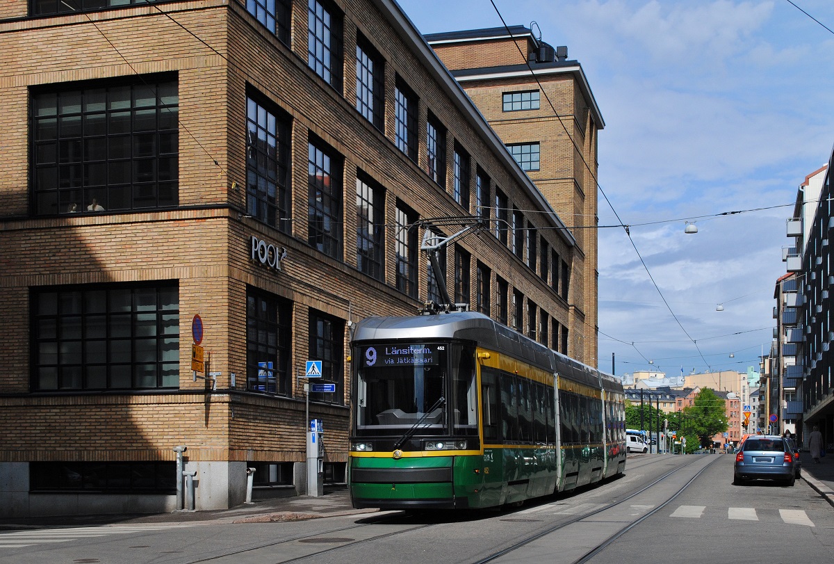 Tw.452 als Linie 9 in der Ruoholahdenkatu auf der Fahrt zum Länsiterminaali T2, wo die Fährschiffe in Richtung Tallin ablegen. (06.06.2023)