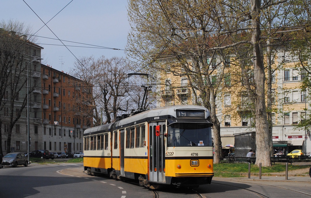 Tw.4716 bei der Ausfahrt aus der Endstelle Piazza P. Castelli. (02.04.2019)