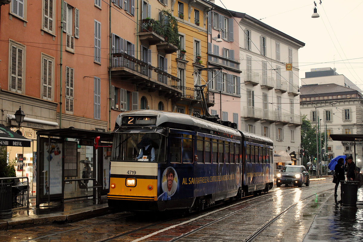 Tw.4719 in der Via Mercato an der Haltestelle Via Cusani. (25.10.2016)