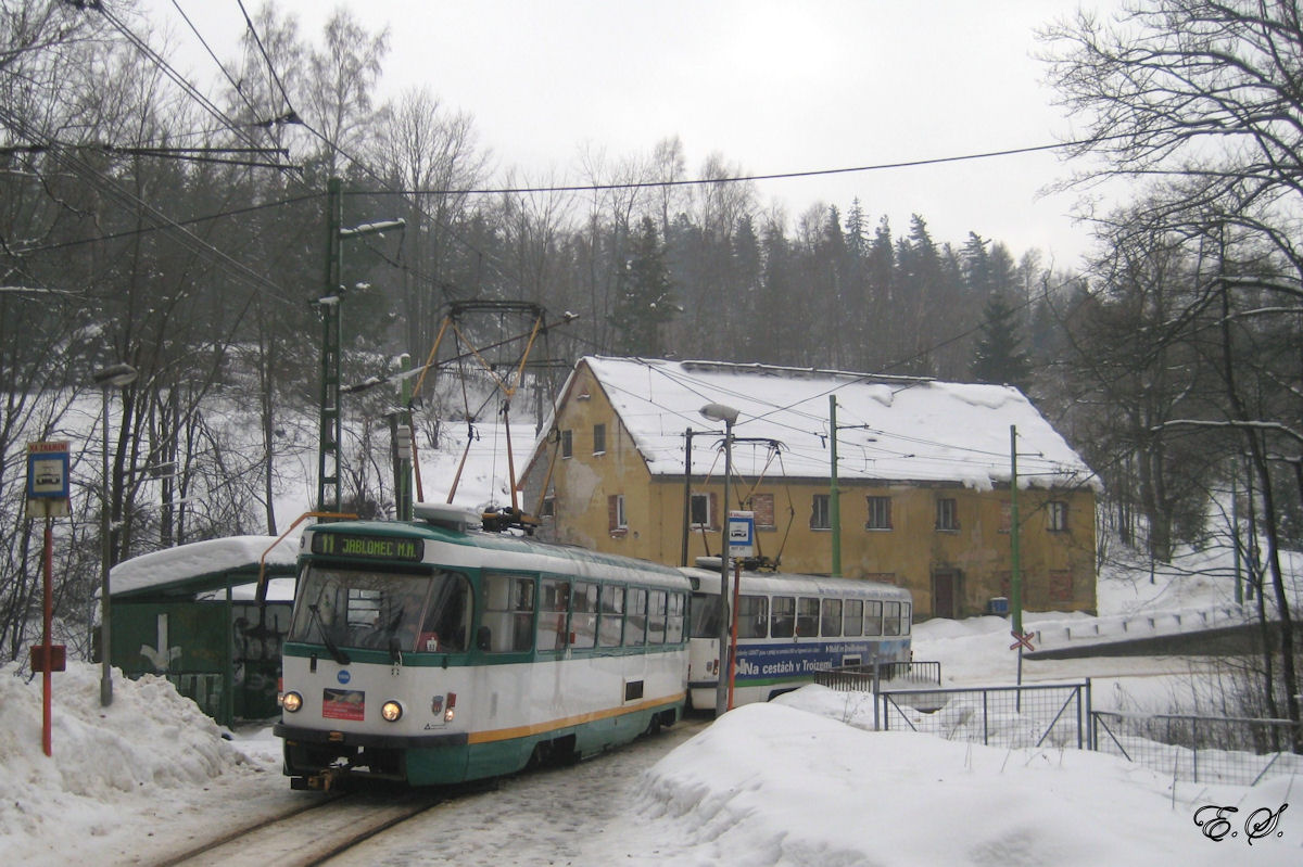 Tw.49 + Tw.52 in der Haltestelle Novy Svet auf dem Weg nach Jablonec.(07.01.2011)