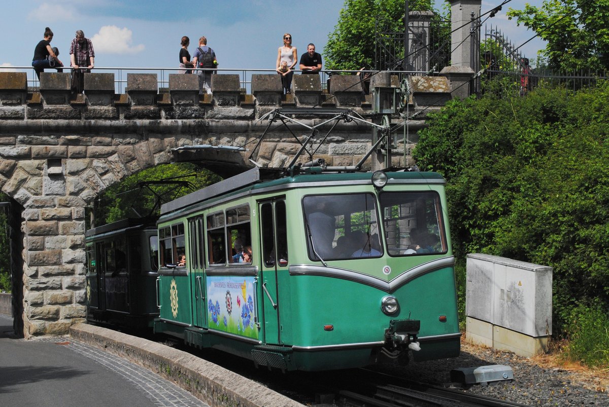 Tw.5 kurz vor der Station Schloß Drachenfels. (18.05.2019)