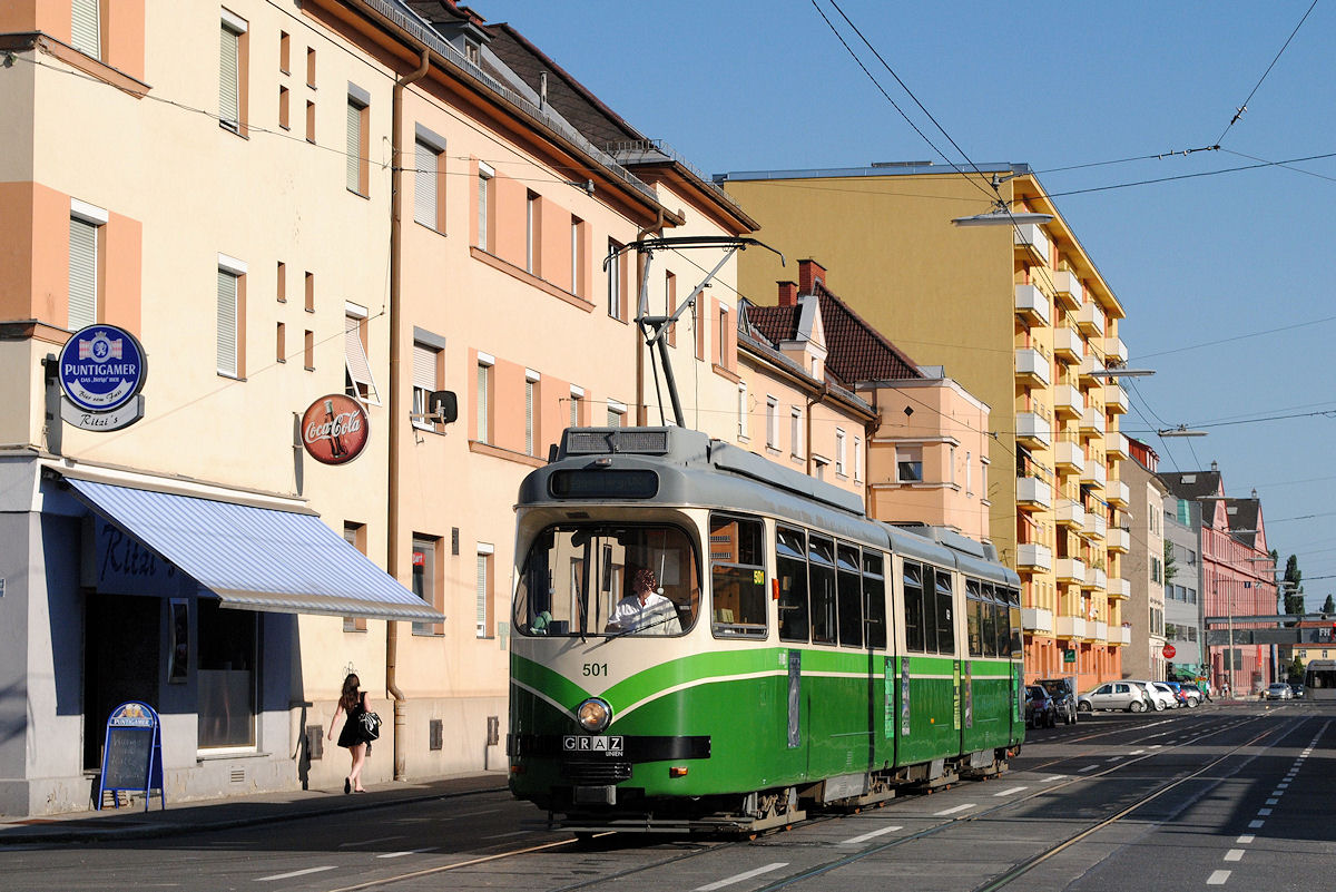 Tw.501 fährt durch die Alte Poststraße in Richtung Eggenberg. (10.07.2015 )