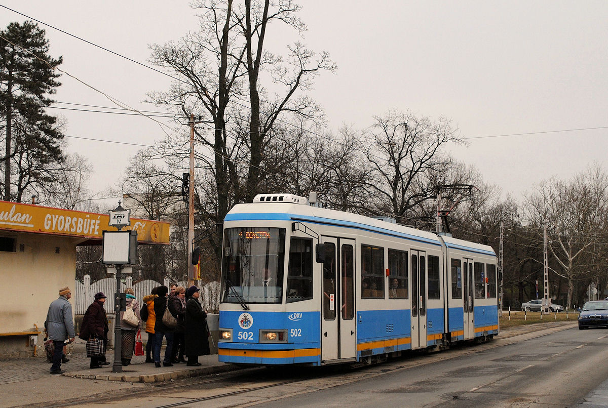 Tw.502 hat soeben die am Nagyerdei körut gelegene Endstelle Klinikak der Linie 1 erreicht. (08.03.2018)