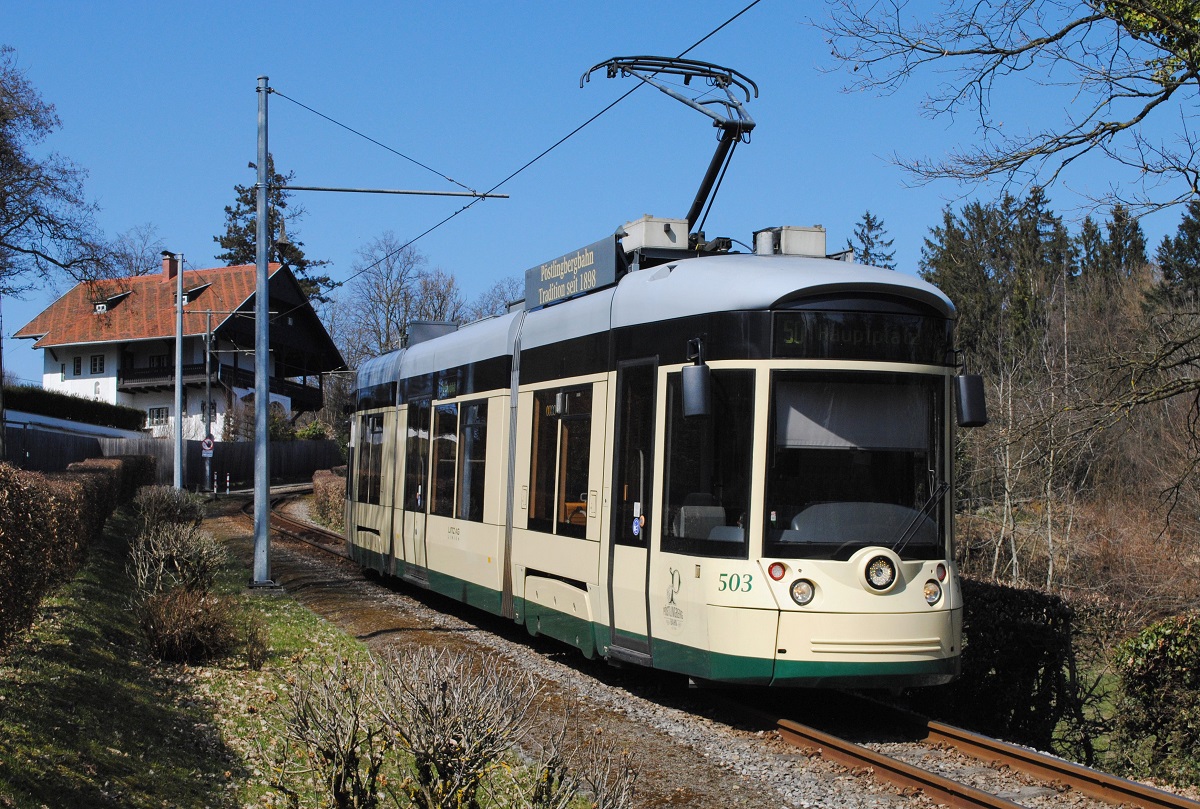 Tw.503 der Pöstlingbergbahn auf der Talfahrt kurz vor der Haltestelle Schableder. (26.03.2021)