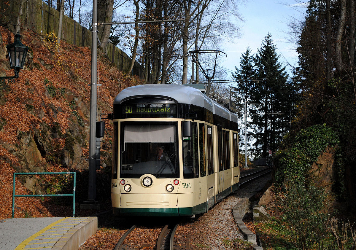 Tw.504 bei der Einfahrt in die Haltestelle Hoher Damm. (19.11.2015)