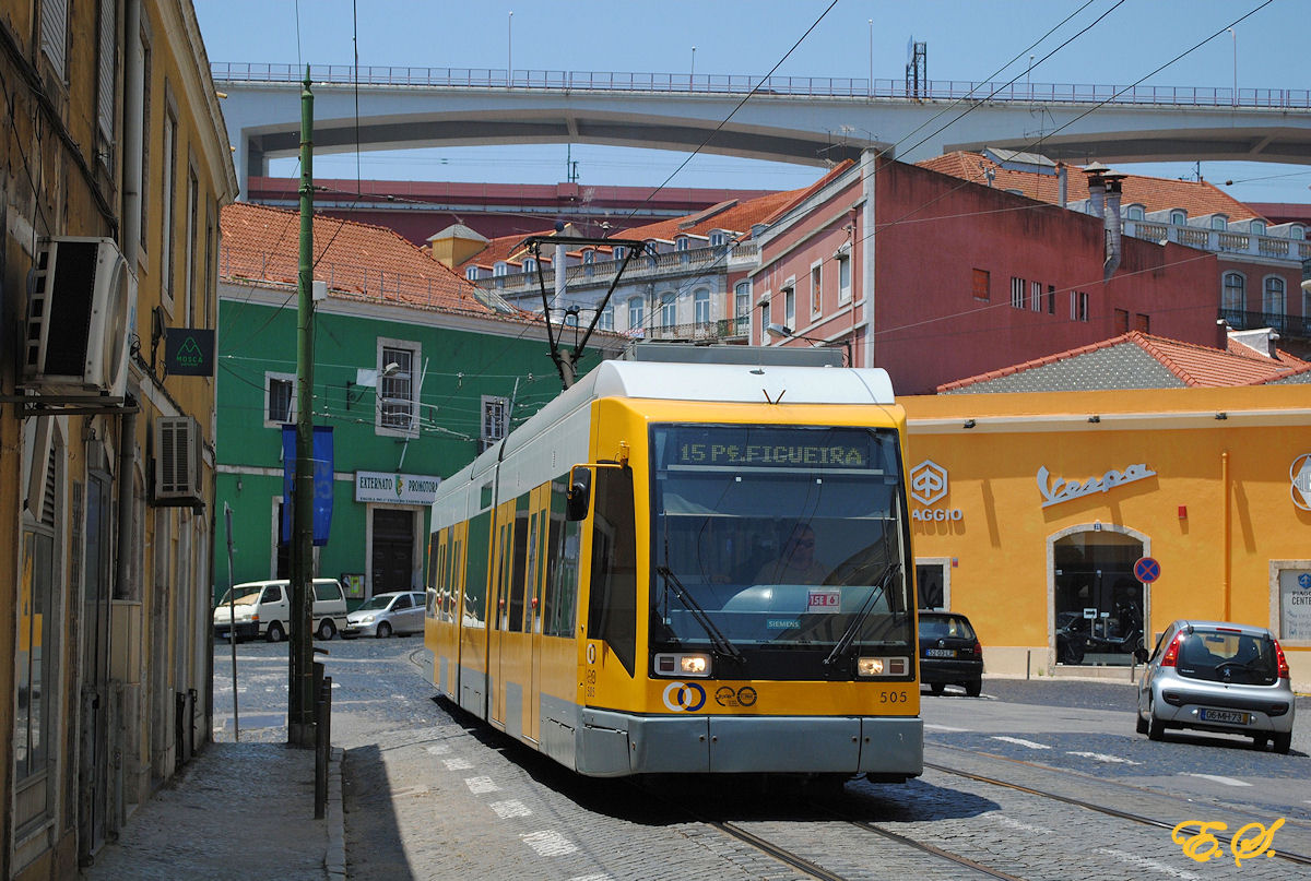 Tw.505 in der Rua F. Silva im Stadtteil Alcantara, im Hintergrund erkennt man die Ponte 25 de Abril.(13.06.2014)