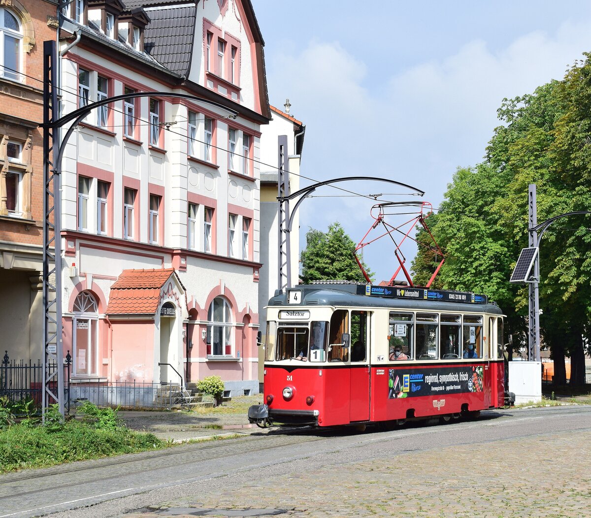 Tw51 biegt beim verlassen des Jägerplatz in die Poststraße ein auf den Weg zum Salztor.

Naumburg 11.08.2021