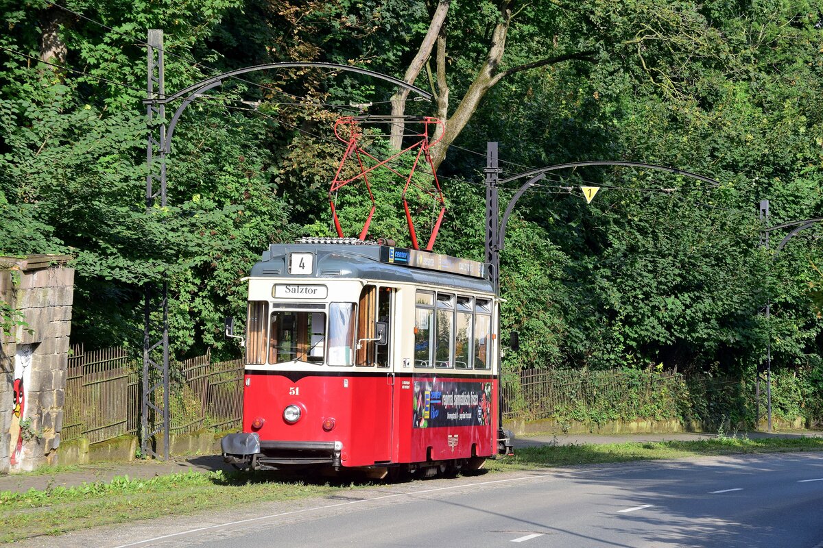 Tw51 fährt die Bergstraße von Naumburg Hbf kommend entlang.

Naumburg 11.08.2021