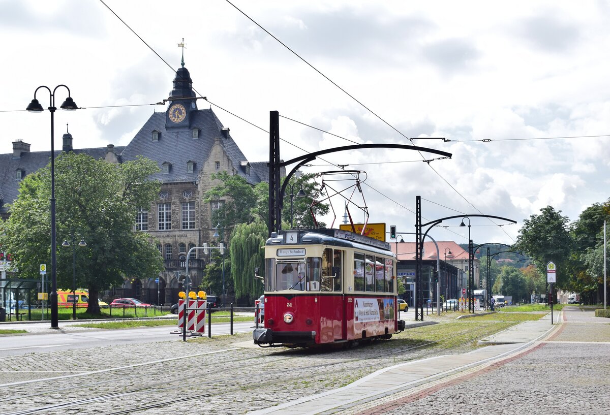 Tw51 passiert die einzige Kreuzungsmöglichkeit auf der Linie an der Haltestelle Curt-Becker-Platz in Naumburg.

Naumburg 11.08.2021