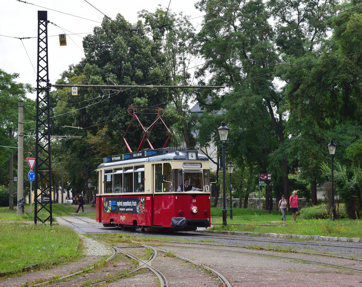 Tw51 passiert soeben den Kreisel am Postring und fährt nun am Depot vorbei zum Naumburger Hbf.

Naumburg 11.08.2021