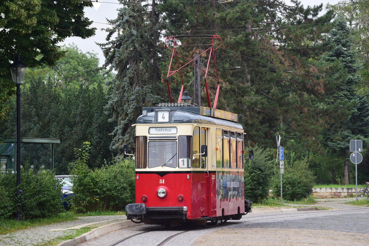 Tw51 steht an der Haltestelle Postweg in Naumburg auf den Weg zum Salztor.

Naumburg 11.08.2021