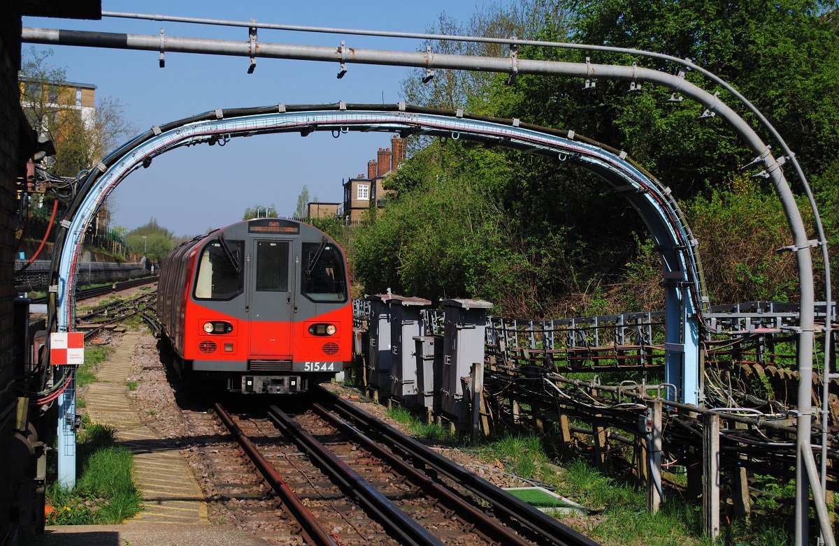 Tw.51544 des  1995 Stock  der Northern Line bei der Einfahrt in die Haltestelle Colindale. (20.04.2018) 