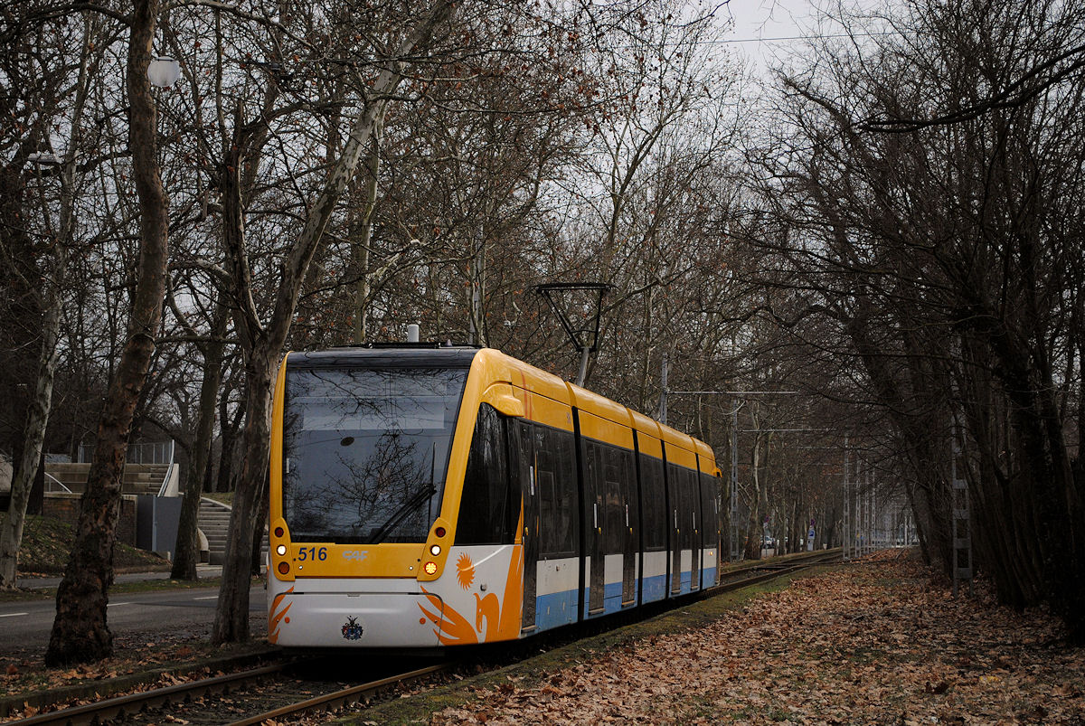 Tw.516 nähert sich bei der Durchfahrt des nördlich des Zentrums gelegenen Stadtwaldes der Endstelle Klinikak. (08.03.2018)