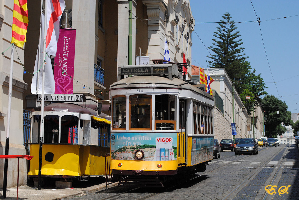 Tw.544 fährt in der Rua de Operario an einem ganz speziellen Getränkestand vorbei. (14.06.2014)