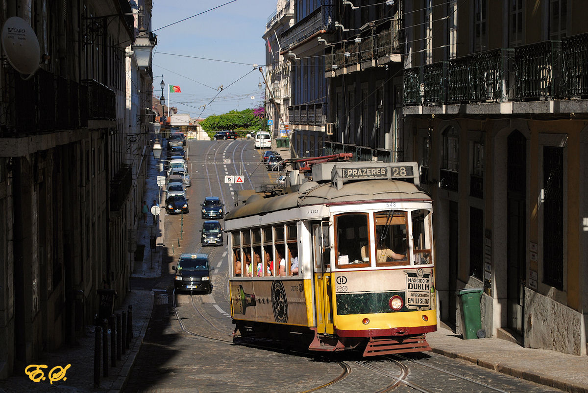 Tw.548 biegt von der Rua Vitor Cordon in die Rua D. d. Braganca ein. (10.06.2014)