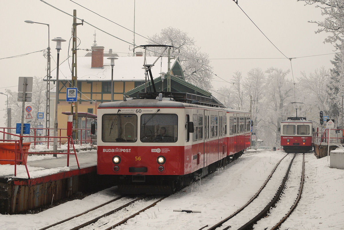 Tw.56/66 und 51/61 bei der Kreuzung in der Haltestelle Svabhegy. (29.01.2017)