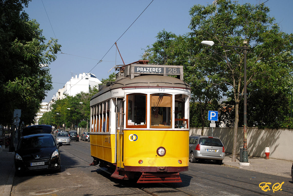 Tw.573 in der Rua Saraiva de Carvalho kurz vor der Endstelle Prazeres. (16.06.2014)