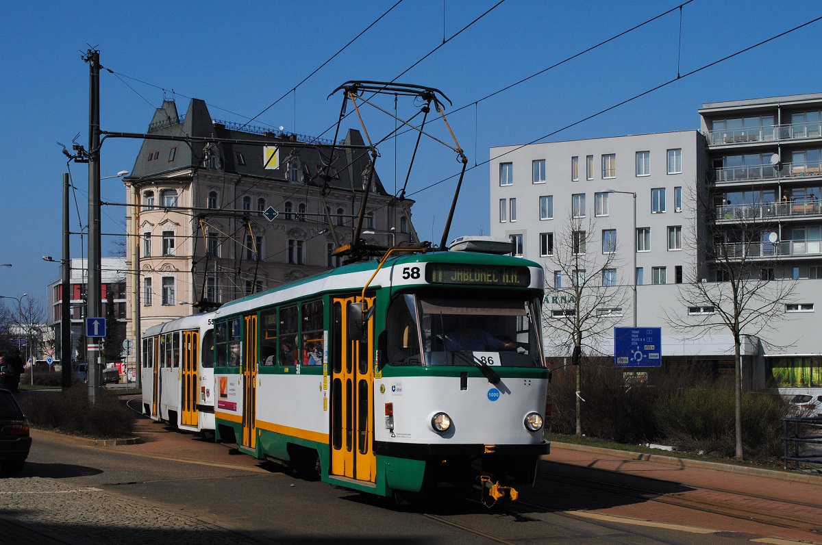 Tw.58 + 55 der Überlandlinie 11 nach Jablonec in der ulice Mlynska. (22.03.2019) 