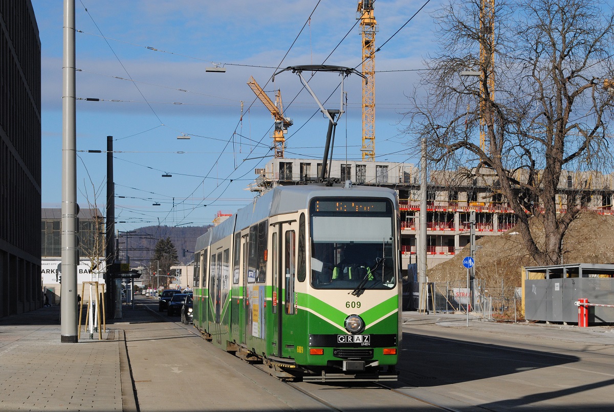 Tw.608 in der Waagner Biro Straße kurz hinter der Haltestelle Nicolaus Harnoncourt Platz. (18.12.2021)