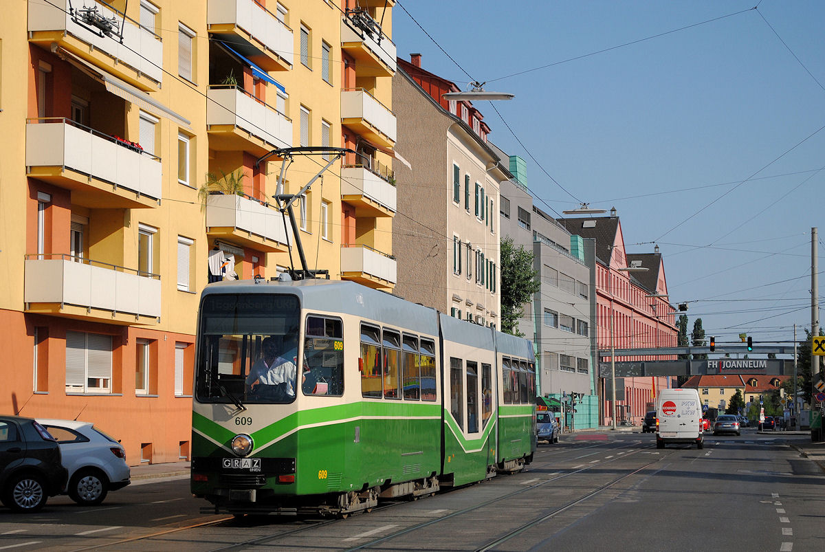 Tw.609 ist soeben von der Eggenberger Straße in die Alte Poststraße eingebogen. (05.07.2015 )