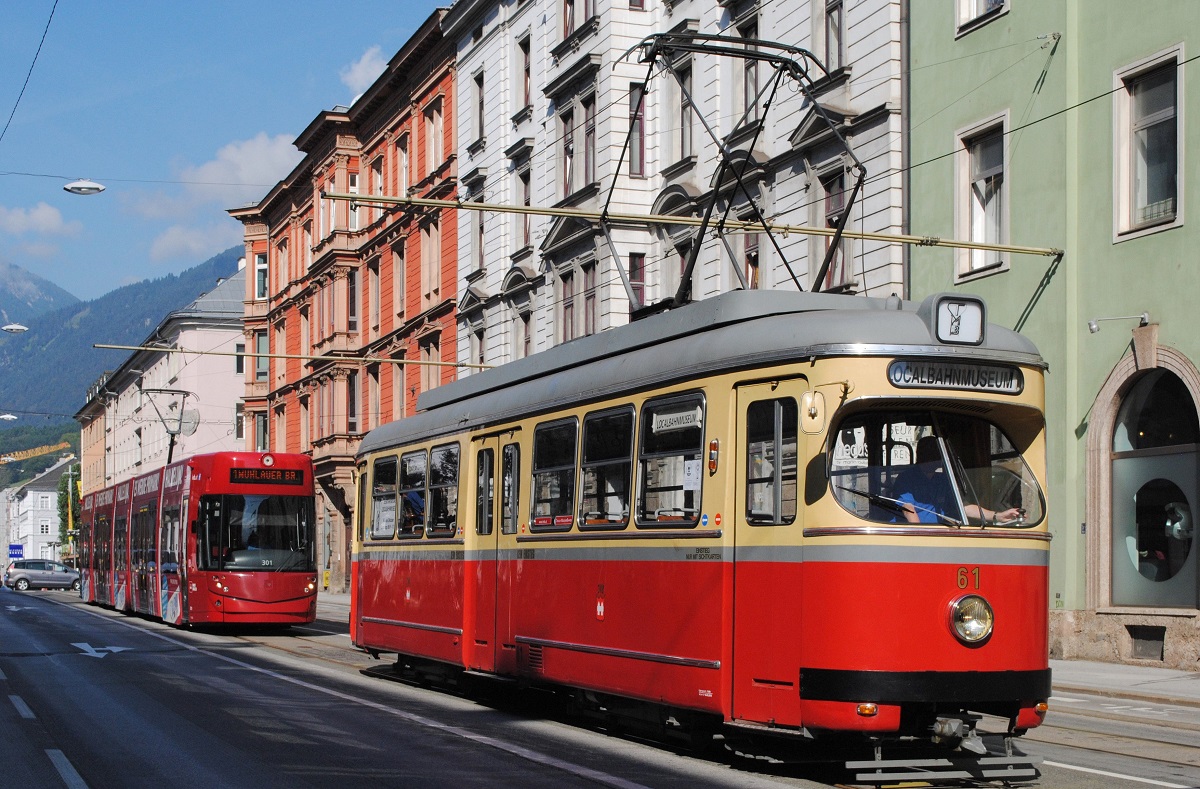 Tw.61 als erster Großraumwagen und Tw.301 als erster Niederflurwagen der Innsbrucker Verkehrsbetriebe konnten zusammen in der Museumsstraße abgelichtet werden. (12.09.2020)