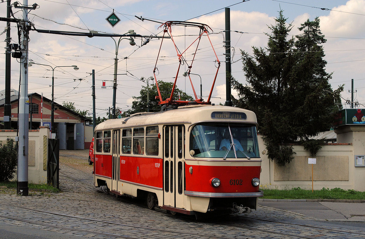 Tw.6102, der erste Serienwagen der Reihe T3 aus dem Jahr 1962, bei der Ausfahrt aus dem Straßenbahnmuseum Stresovice. (15.07.2017)