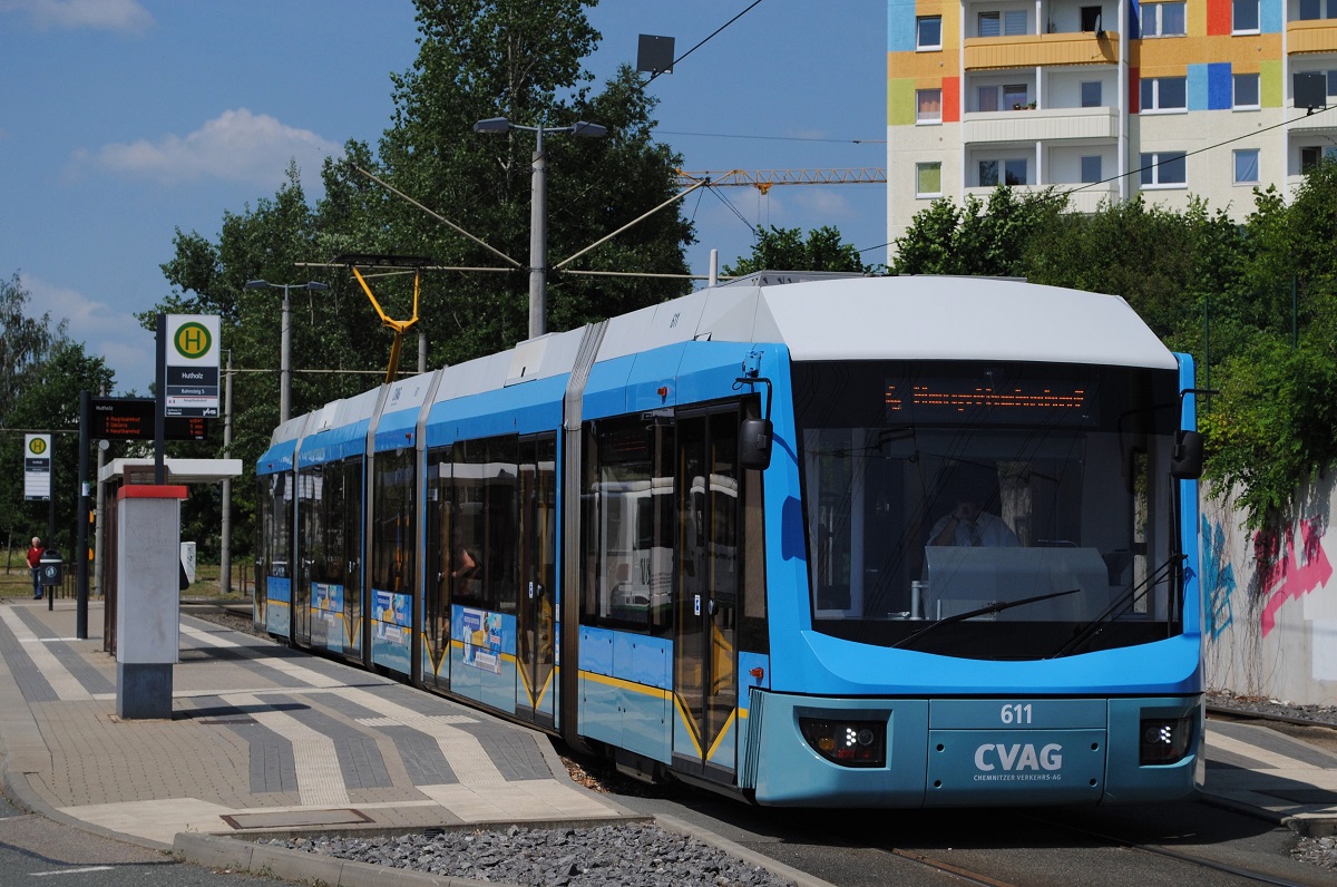 Tw.611 der Linie 4 bei der Ausfahrt aus der Endstelle Hutholz. (07.06.2018)