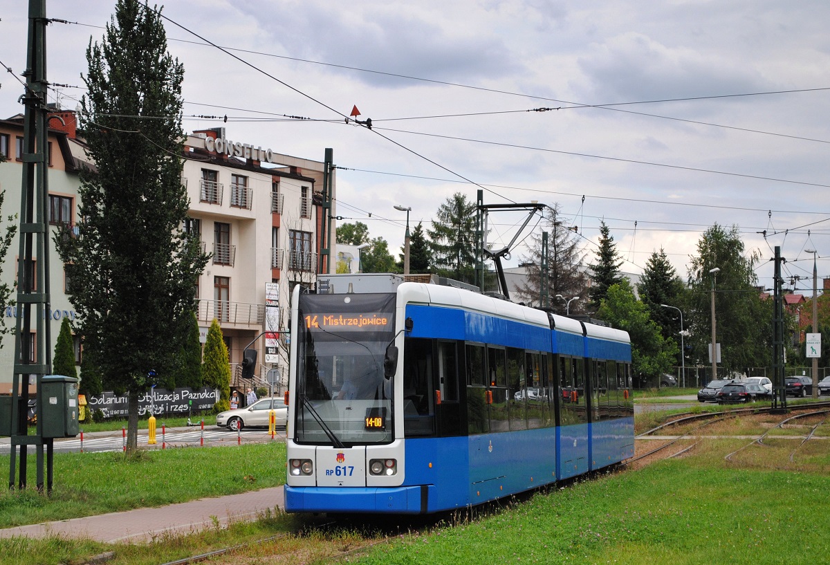 Tw.617 erreicht soeben als Linie 14 die im Norden der Stadt gelegene Endstelle Mistrzejowice. (20.08.2021)