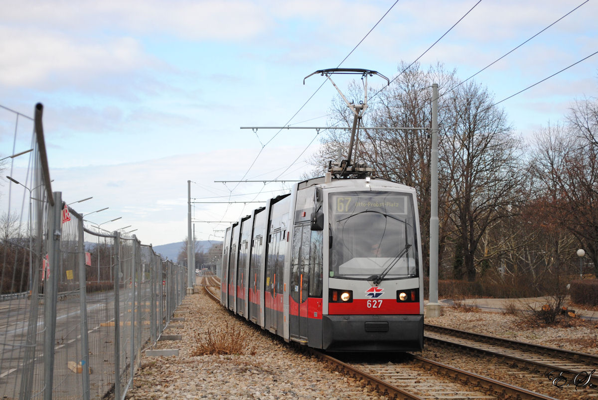 Tw.627 kurz vor der Endstelle Kurzentrum Oberlaa - Therme Wien.(08.02.2014)