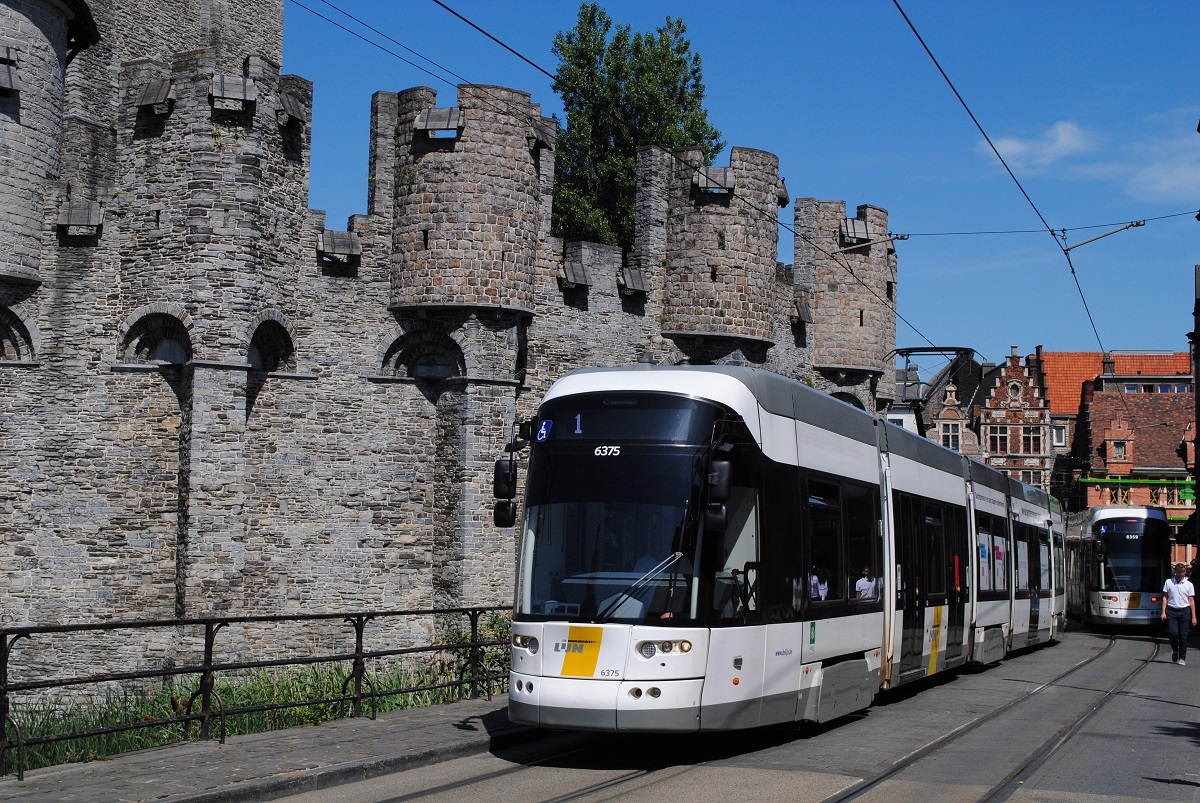 Tw.6375 fährt an der aus dem 10. Jhdt. stammenden Burg Gravensteen vorbei. (14.06.2022)