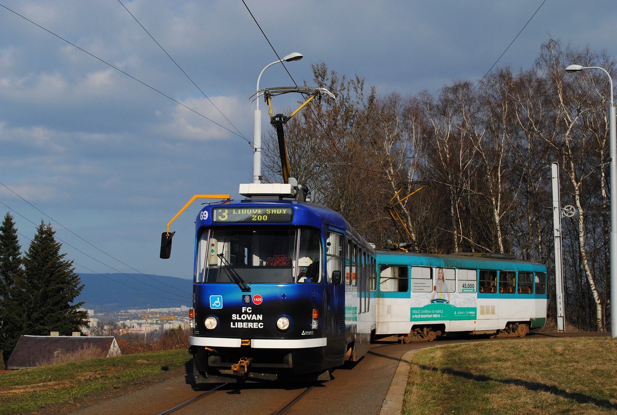 Tw.69 + 37 in der hoch über dem Stadtzentrum gelegenen Wendeschleife Horni Hanychov, von wo man mittels Seilbahn auf den Jested, dem Hausberg von Liberec, gelangen kann. (22.03.2019)