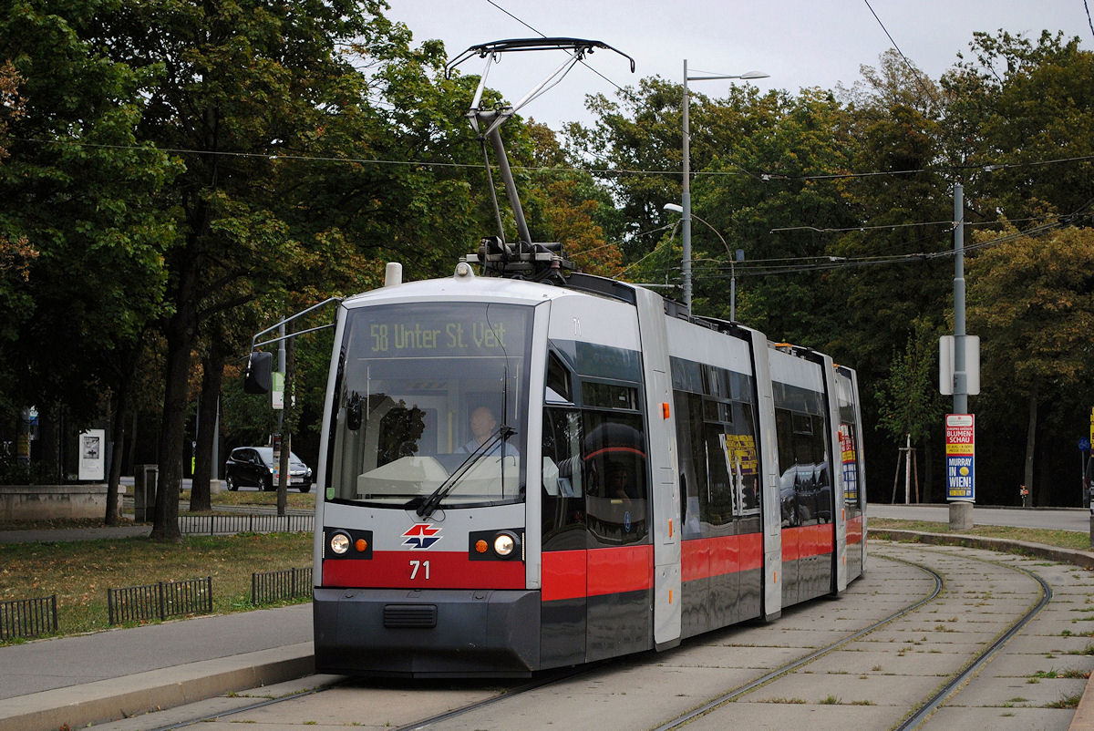 Tw.71 der Linie 58 bei der Einfahrt in die Haltestelle Schloß Schönbrunn. (01.09.2017)