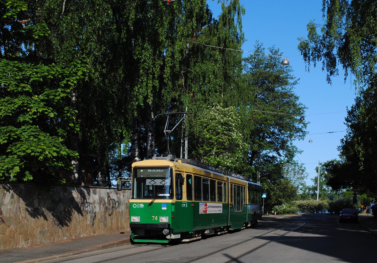 Tw.74 als Linie 4 in der Endstelle Munkkiniemi, die nahe am Strand gelegen ist. (09.06.2023)