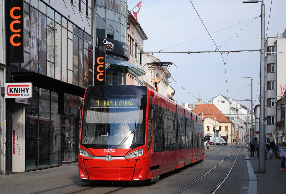 Tw.7424 der Linie 1, die baustellenbedingt zum nam. L. Stura verkürzt und ausnahmsweise mit Einrichtungstriebwagen der Reihe ForCity 29T (Nr.74xx) betrieben wurde, auf der Fahrt durch die im Zentrum Bratislavas gelegene Obchodna ulica. (10.10.2020)