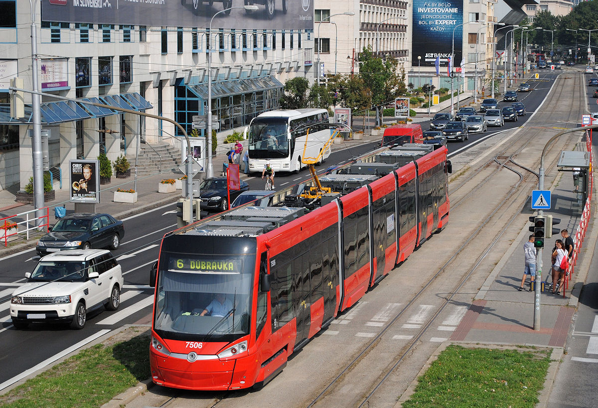 Tw.7506 verläßt die provisorische Endstelle Most SNP in Richtung Dubravka. ( 27.08.2015 ) 