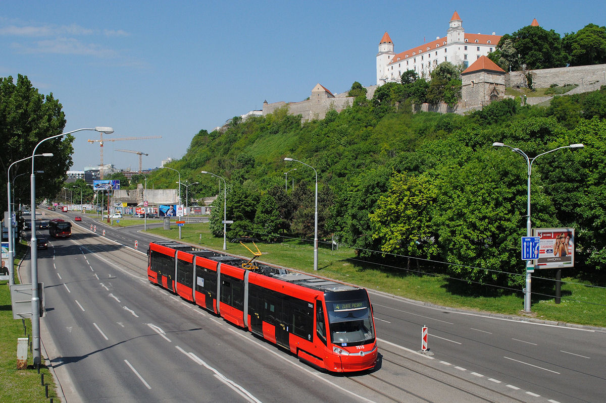 Tw.7515 erreicht die Haltestelle Novy Most, im Hintergrund die Burg von Bratislava. (07.05.2016)