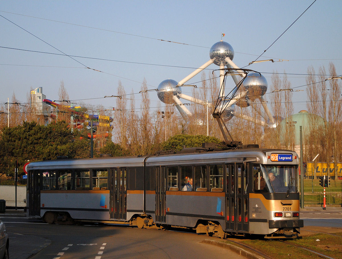 Tw.7701 aus dem Jahr 1971 biegt als ältester im Planverkehr befindliche Wagen von der Avenue Houba de Strooper in die Avenue Stienon ein, im Hintergrund sieht man das Atomium, das anläßlich der Weltausstellung 1958 errichtet wurde.(13.03.2015)
