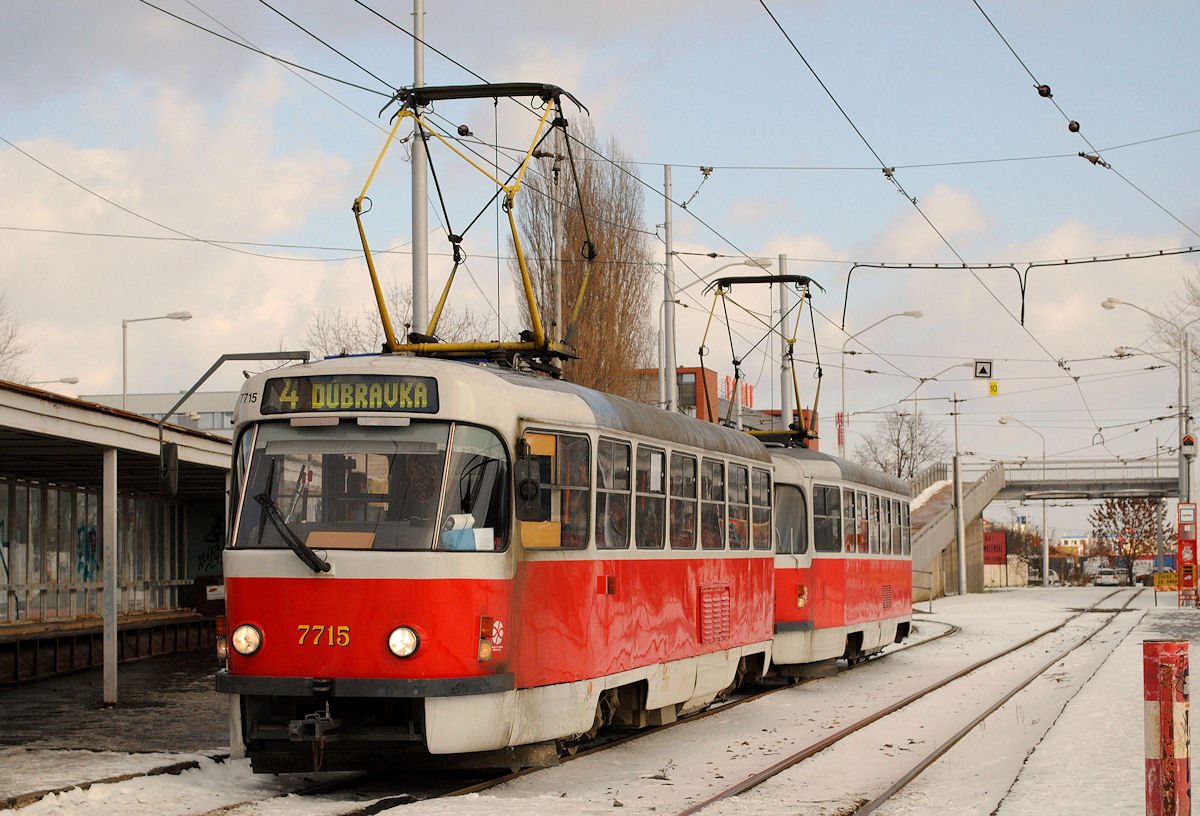 Tw.7715+7716 in der Einstiegsstelle des Endpunktes der Linie 4 in Zlate Piesky.(31.12.2014)