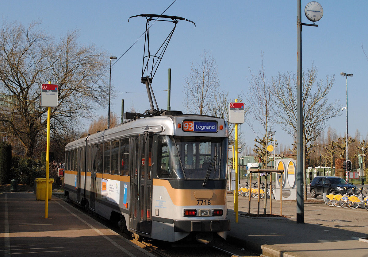 Tw.7716 wartet am Sq. Jean Palfin, der die Endstelle der Linien 51 und 93 ist, seine Ausgleichszeit ab.(13.03.2015)