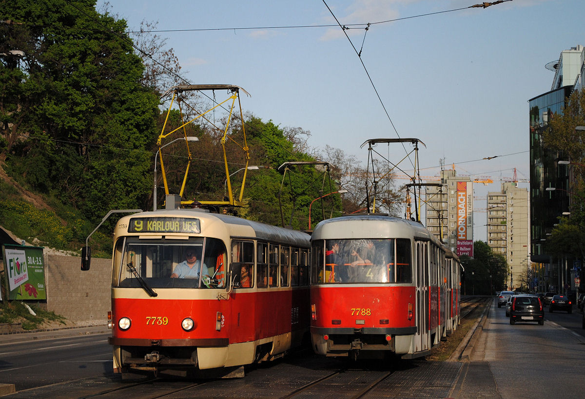 Tw.7739+7740 begegnen in der Haltestelle Park Kultury den Tw.7787+7788.(24.04.2015)