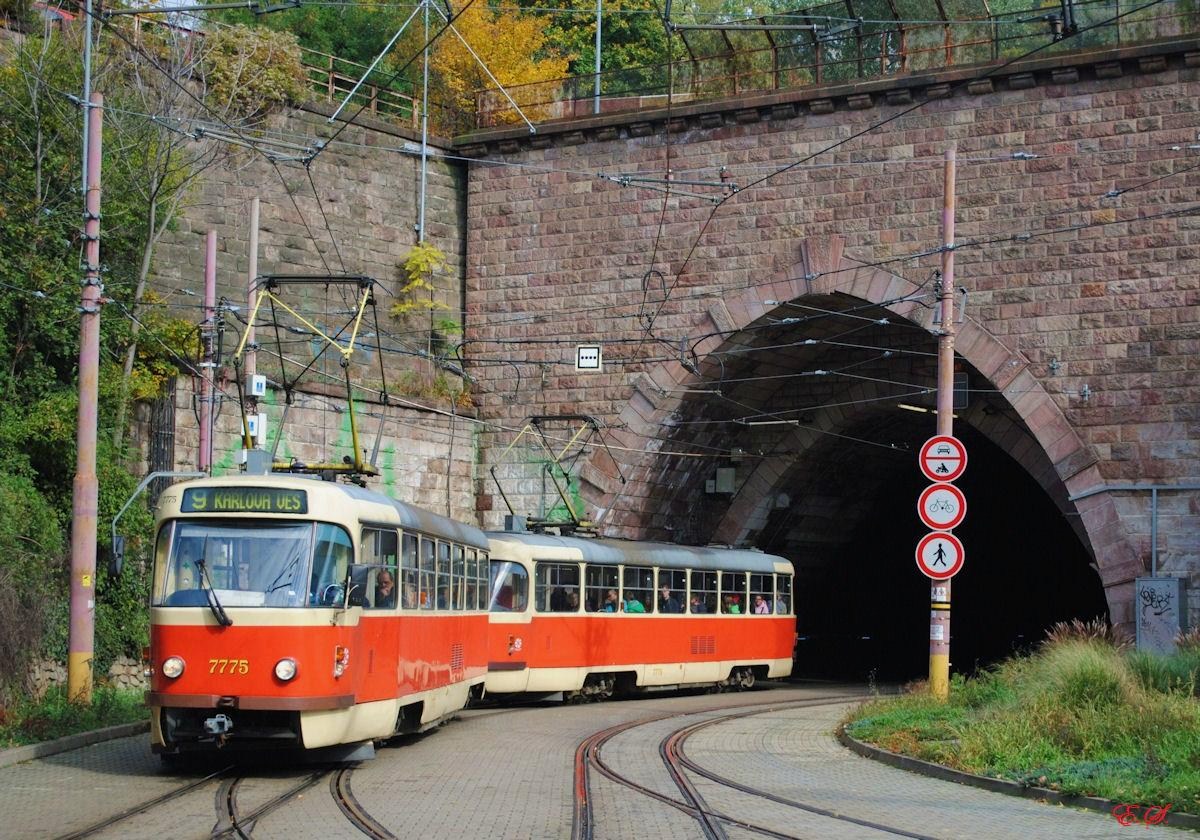 Tw.7775+7776 verlassen den unter der Burg durchfhrenden Straenbahntunnel und biegen in den Nabrezie arm.gen.Ludvika Svobodu ein.(11.10.2013)