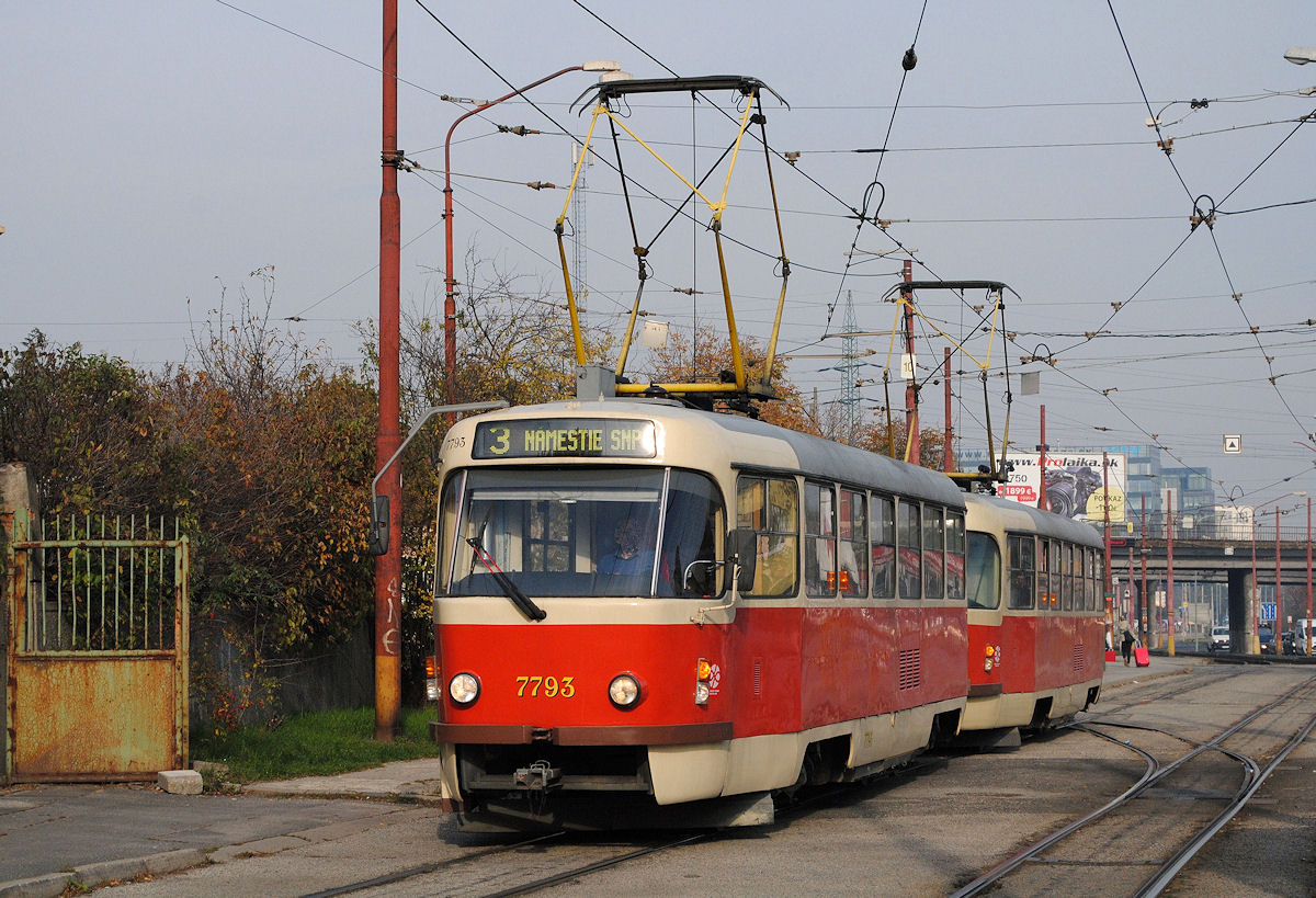 Tw.7793 + 7794 bei der Ausfahrt aus der Haltestelle Zel. St. Vinohrady. (06.11.2015)