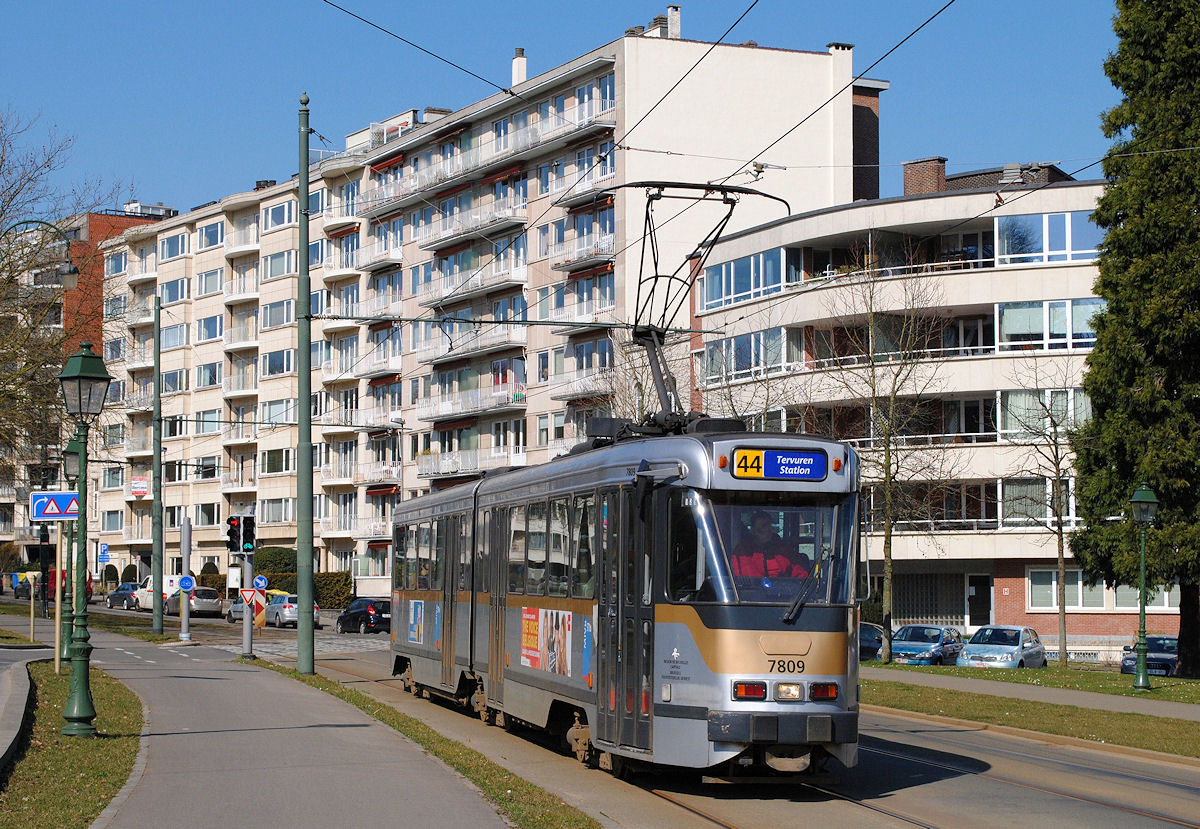 Tw.7809 fährt in der Avenue de Terveren in Richtung Woluwe und erreicht in Kürze die Haltestelle Musee de Tram.(13.03.2015)