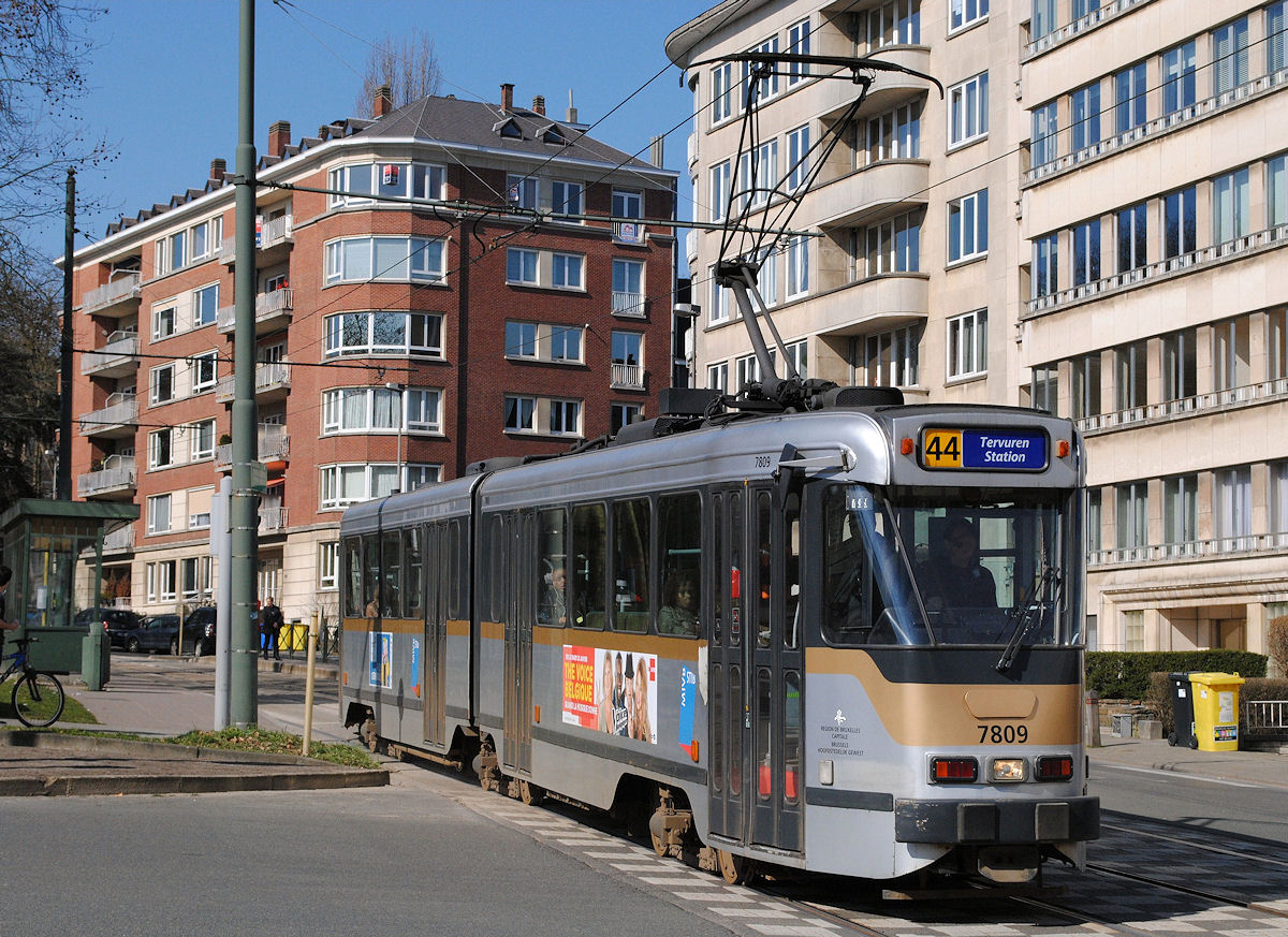 Tw.7809 verläßt in der Avenue de Tervuren die Haltestelle Chien vert.(13.03.2015)