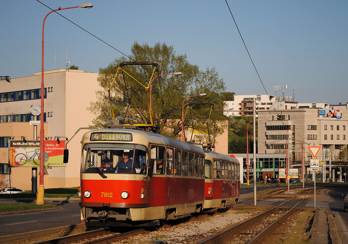 Tw.7812+7813 in der Karloveska ulica kurz vor der Haltestelle Segnerova.(24.04.2015)