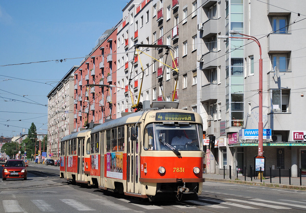 Tw.7831+7832 befahren in der Krizna ulica die Abzweigung zur Vazovova ulica. (06.06.2015 )