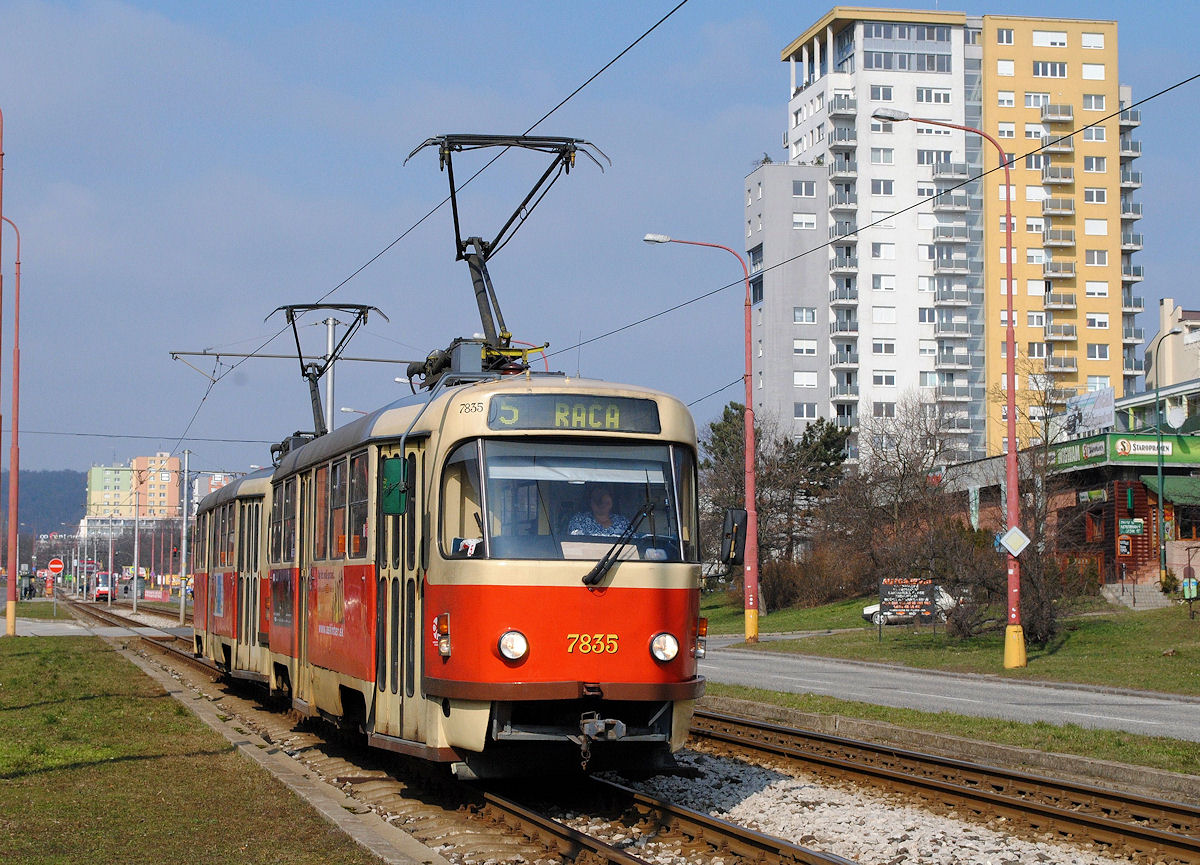Tw.7835 + 7836 haben die Haltestelle MIU - Karlova Ves verlassen und fahren durch die Karloveska ulica in Richtung Stadtzentrum. (28.02.2015)