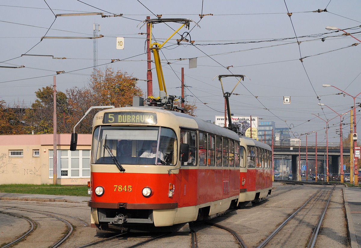Tw.7845 + 7846 verlassen die Haltestelle Zel. St. Vinohrady. (06.11.2015)