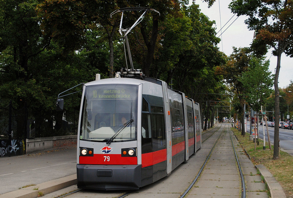 Tw.79 fährt als Linie 10 in der Schloßallee der Endstelle Kennedybrücke entgegen. (01.09.2017)