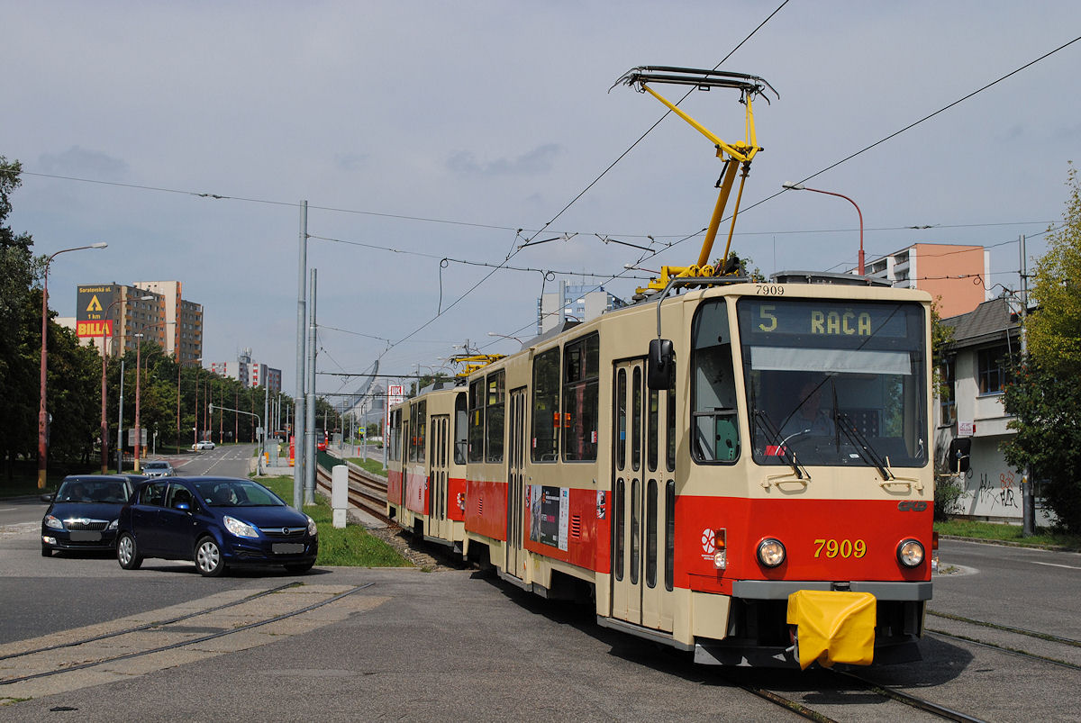 Tw.7909 + 7910 als Linie 5 in der ulica M. Schneidra Trnavskeho auf der Fahrt nach Raca. (27.08.2015 )